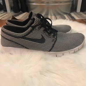 Black and white Nike Air tennis shoes